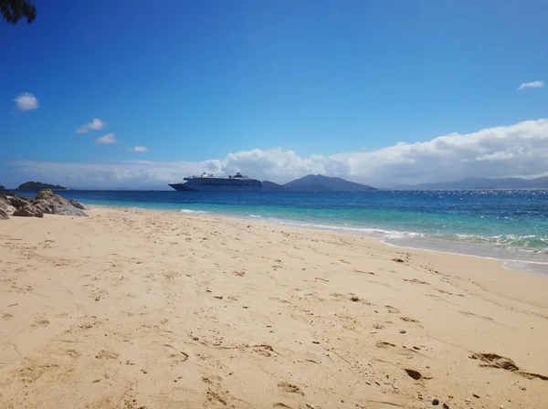 Strand scène, Doini eiland, Papoea-Nieuw-Guinea. — Stockfoto