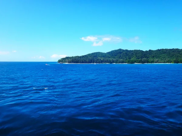 Isola Doini da una nave da crociera, Papua Nuova Guinea . — Foto Stock