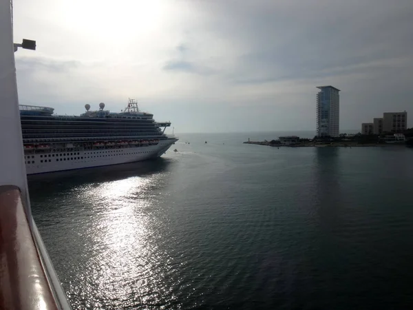 Scène van Puerto Vallarta van een cruiseschip. Jalisco, Mexico. — Stockfoto