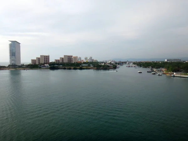 Scena z Puerto Vallarta z pokładu statku. Jalisco, Meksyk. — Zdjęcie stockowe