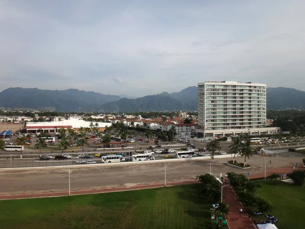 Scéna z Puerto Vallarta z výletní lodi. Jalisco, Mexiko. — Stock fotografie