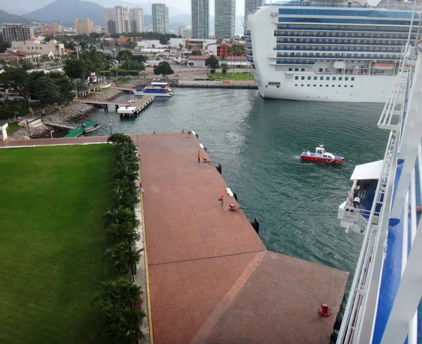 Szene von puerto vallarta von einem Kreuzfahrtschiff aus. jalisco, mexiko. — Stockfoto