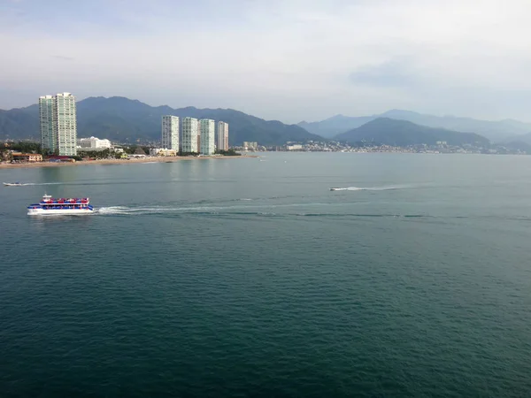 Scena di Puerto Vallarta da una nave da crociera. Jalisco, Messico . — Foto Stock