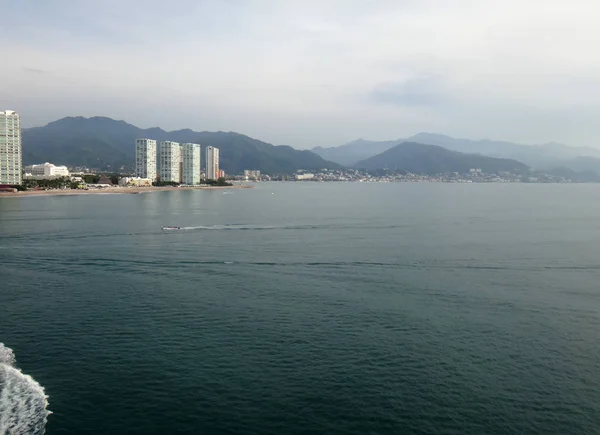 Escena de Puerto Vallarta desde un crucero. Jalisco, México . — Foto de Stock