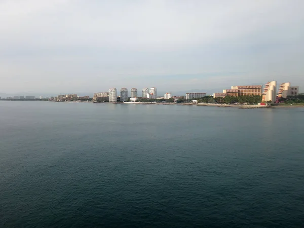 Scena z Puerto Vallarta z pokładu statku. Jalisco, Meksyk. — Zdjęcie stockowe