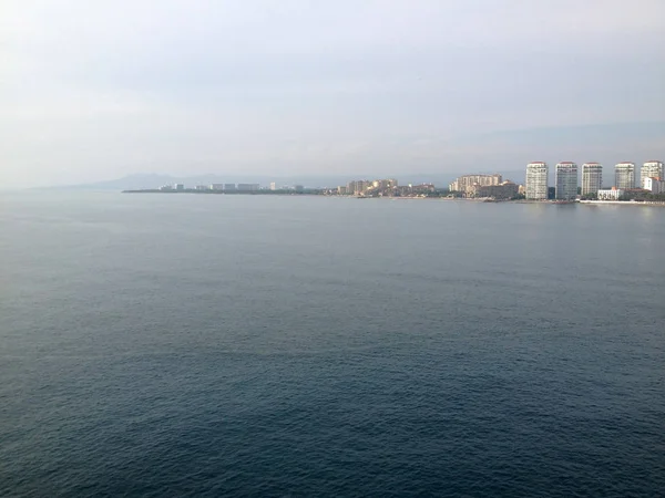 Scena z Puerto Vallarta z pokładu statku. Jalisco, Meksyk. — Zdjęcie stockowe