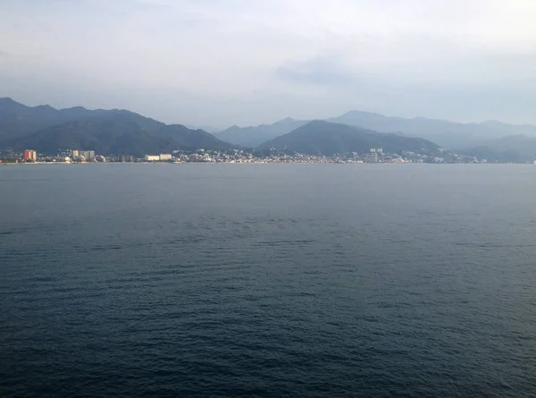 Scena di Puerto Vallarta da una nave da crociera. Jalisco, Messico . — Foto Stock