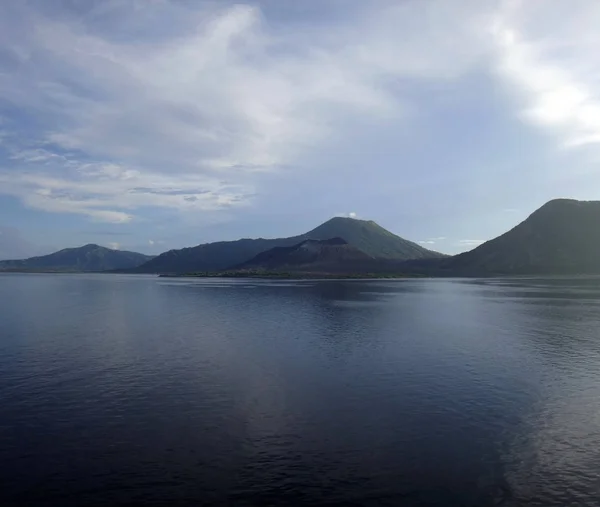 Cena de Simpson Harbour e Rabaul de um navio de cruzeiro . — Fotografia de Stock