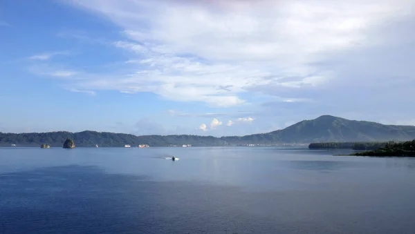 Cena de Simpson Harbour e Rabaul de um navio de cruzeiro . — Fotografia de Stock