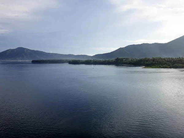 Cena de Simpson Harbour e Rabaul de um navio de cruzeiro . — Fotografia de Stock