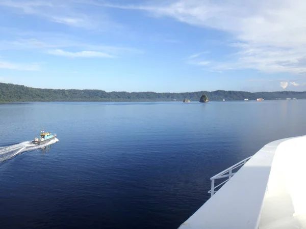 从游船上看辛普森港和拉包尔的场景. — 图库照片