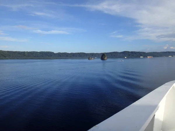 Scena di Simpson Harbour e Rabaul da una nave da crociera . — Foto Stock