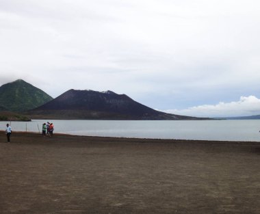 Simpson liman ve Mt Tavurvur, Rabaul, Papua Yeni Guin sahnesi