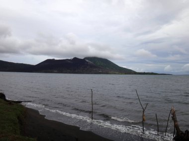 Simpson liman ve Mt Tavurvur, Rabaul, Papua Yeni Guin sahnesi