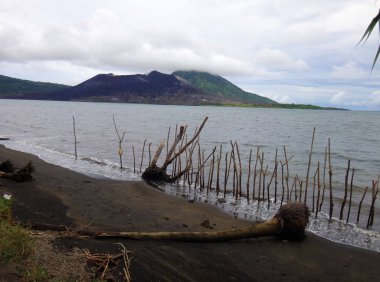 Simpson liman ve Mt Tavurvur, Rabaul, Papua Yeni Guin sahnesi