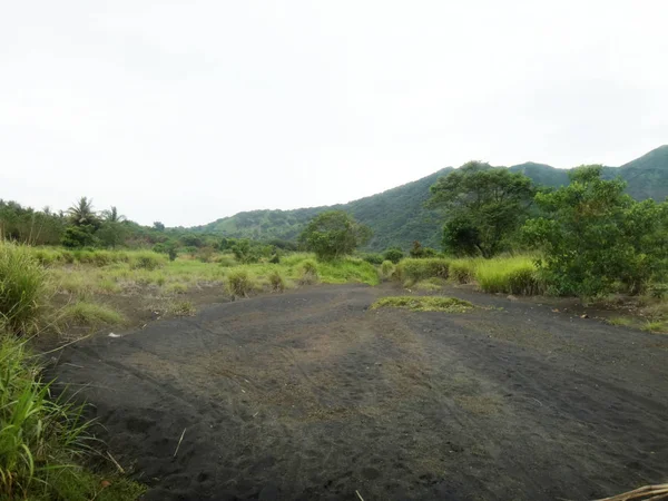 Scène van de oude luchthaven in Rabaul, verwoest door een vulkanische erup — Stockfoto