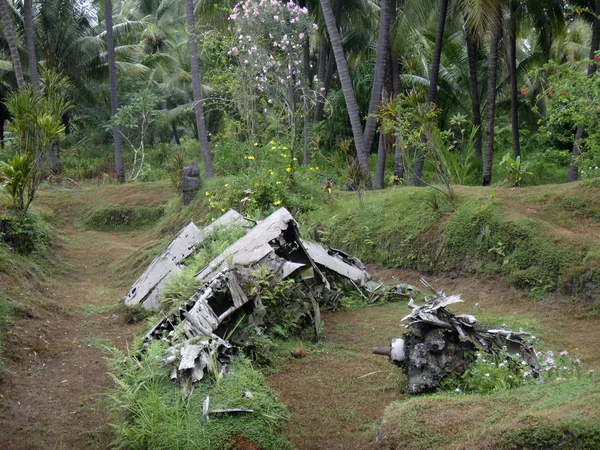 Resten van een vliegtuig van de Japanse WOII in Matupit, Rabaul, Papoea-Nieuw — Stockfoto