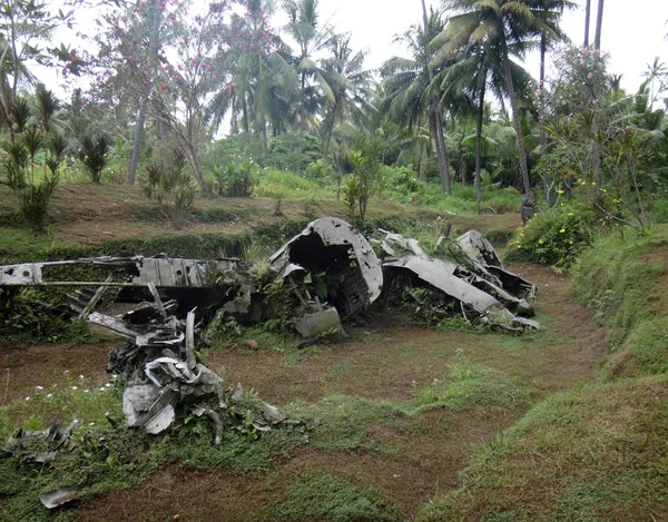 Resten van een vliegtuig van de Japanse WOII in Matupit, Rabaul, Papoea-Nieuw — Stockfoto