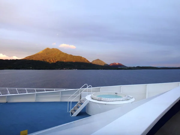 Scène van Simpson haven en Rabaul uit een cruiseschip. — Stockfoto