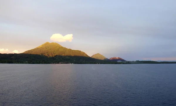 Cena de Simpson Harbour e Rabaul de um navio de cruzeiro . — Fotografia de Stock