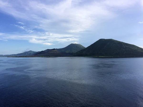 Cena de Simpson Harbour e Rabaul de um navio de cruzeiro . — Fotografia de Stock