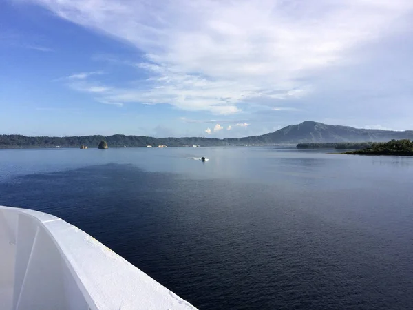 Cena de Simpson Harbour e Rabaul de um navio de cruzeiro . — Fotografia de Stock