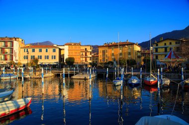 Iseo Gölü 'nde liman sahnesi