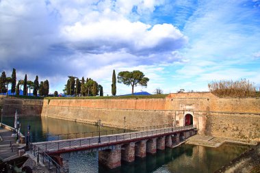 Bir Peschiera del Garda dış sur. İtalya.