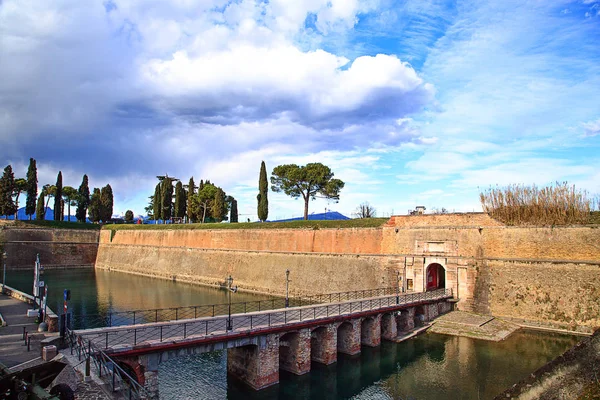 Bir Peschiera del Garda dış sur. İtalya.