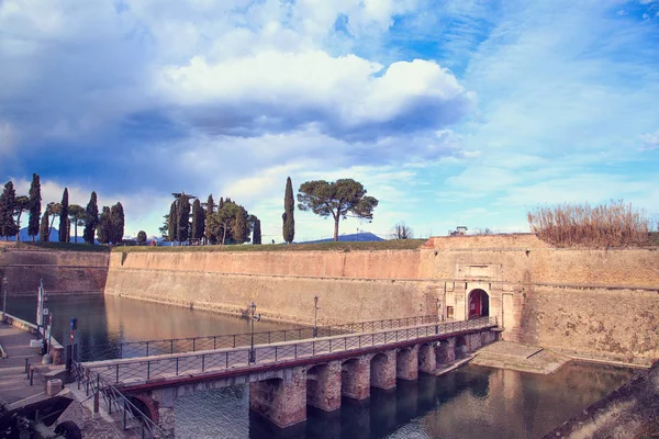 De externe verdedigingswerken van Peschiera del Garda. Italië — Stockfoto