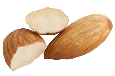 Badem fındık yarım kesilmiş beyaz izole 
