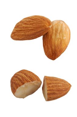 İki badem fındık yarım kesilmiş beyaz izole 