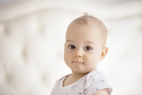 Porträtt av tankeväckande baby pojke — Stockfoto