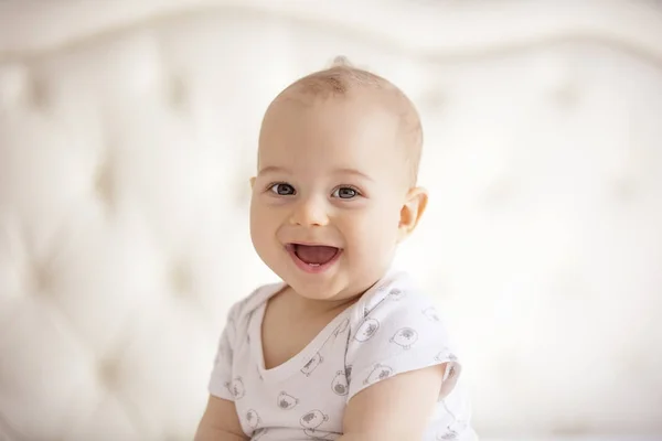 Porträtt av glada pojke — Stockfoto
