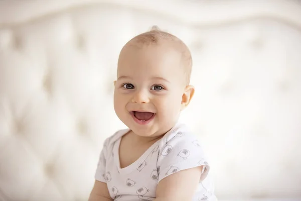 Neşeli bebek çocuk portresi