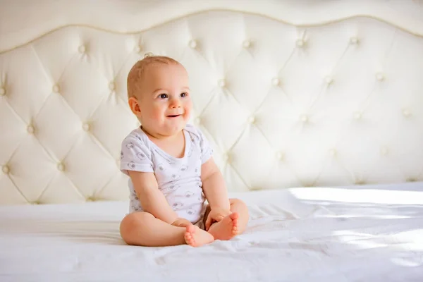 Krásný chlapeček v bílé a prosluněná ložnice — Stock fotografie