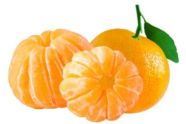 Beyaz arka plan üzerinde izole yaprak ile üç bütün mandarin