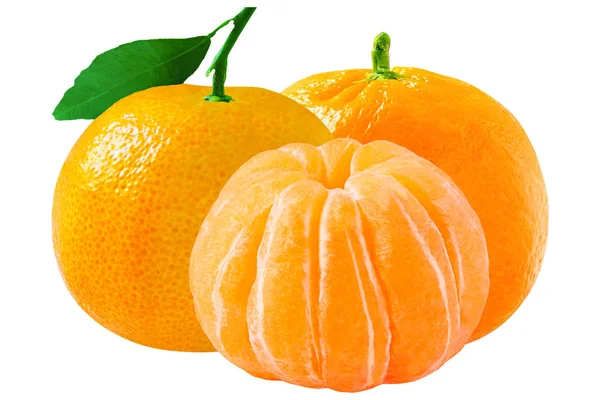 Tre färska mandariner isolerad på vit bakgrund med clippin — Stockfoto