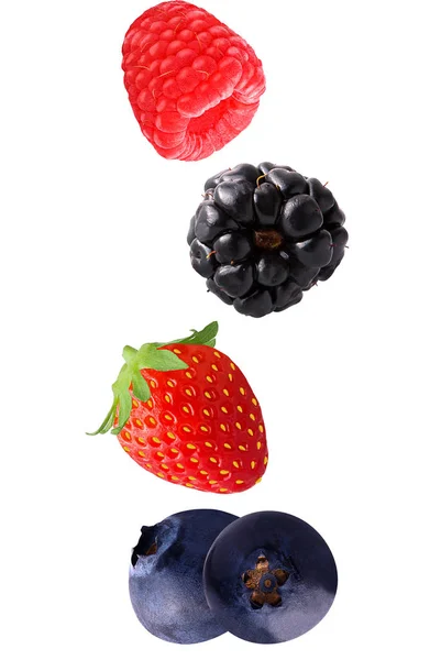 Frambuesas, fresas y arándanos que caen aislados —  Fotos de Stock