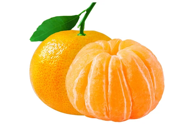 Mandarina fresca isolada no fundo branco com caminho de recorte — Fotografia de Stock