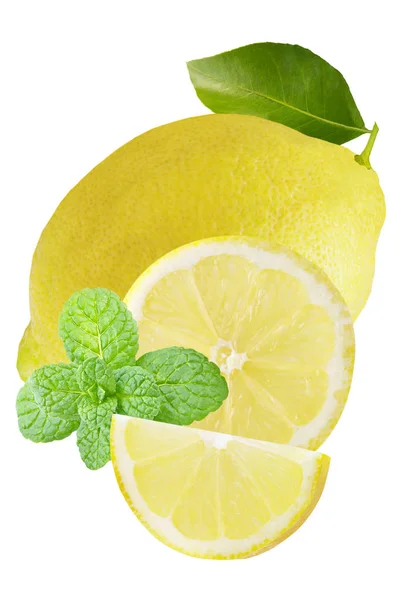 Один цілий лимон зі скибочками та м'ятою на білому — стокове фото