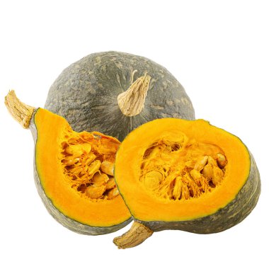 Bir dilim ve yarısı üzerinde beyaz backgro izole bütün kabak