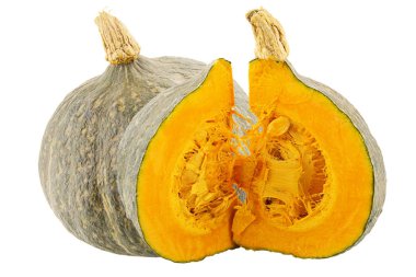 Bir bütün ve kesilmiş kabak üzerine beyaz izole