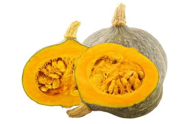 Bir bütün ve iki yarım balkabağı beyaz arka plan üzerinde izole