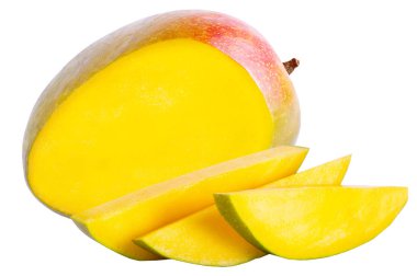 Beyaz üzerine bütün ve dilim mango