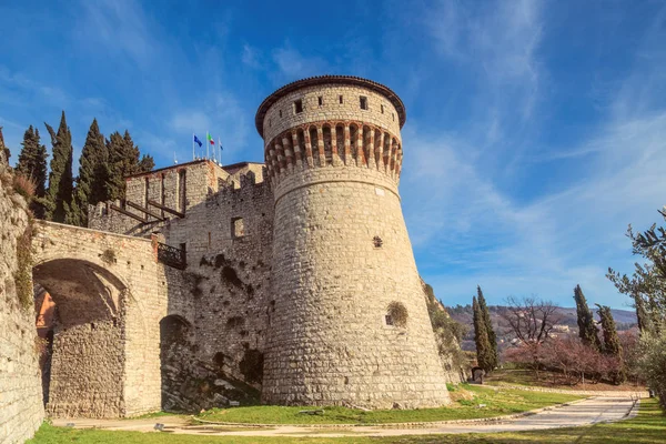 Castillo de Brescia en la colina Cidneo en Lombardía, Italia — Foto de Stock