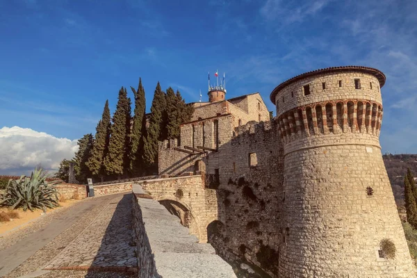 Carreteras al castillo en la colina Cidneo Brescia — Foto de Stock