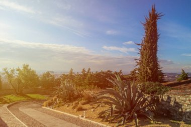Geniş bahçeleri Brescia ca duvarları içinde gezinme