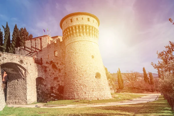 Castillo en la colina Cidneo en la ciudad de Brescia, Italia — Foto de Stock
