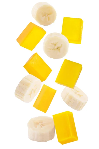 Fallande skivad banan och mango isolerad på vit — Stockfoto